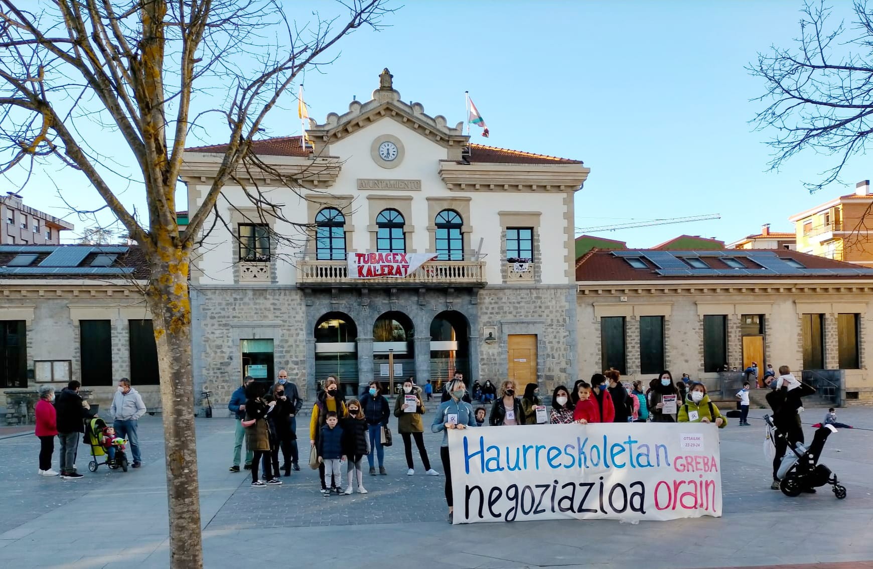 0-3 urte arteko hezkuntza zerbitzua doakoa izatea eta Hezkuntza Sailean integratzea eskatu du Haurreskolen Patzuergoak