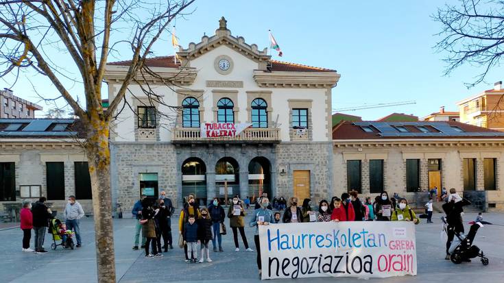 0-3 urte arteko hezkuntza zerbitzua doakoa izatea eta Hezkuntza Sailean integratzea eskatu du Haurreskolen Patzuergoak