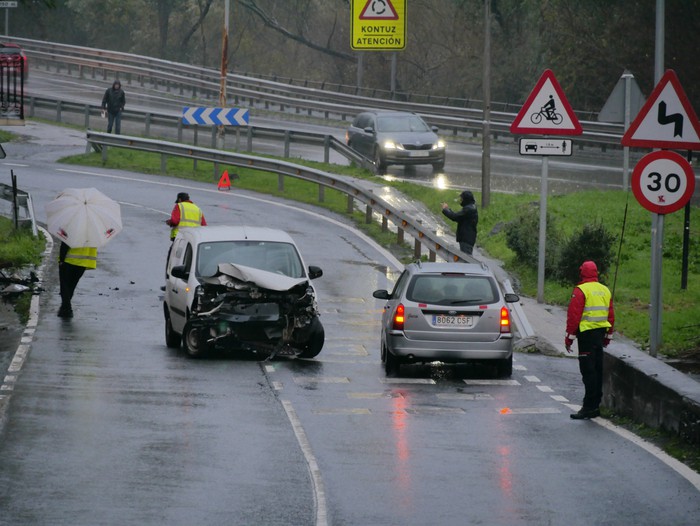 Istripua gertatu da Atxetan auto baten eta furgoneta baten artean