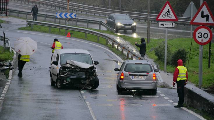 Istripua gertatu da Atxetan auto baten eta furgoneta baten artean