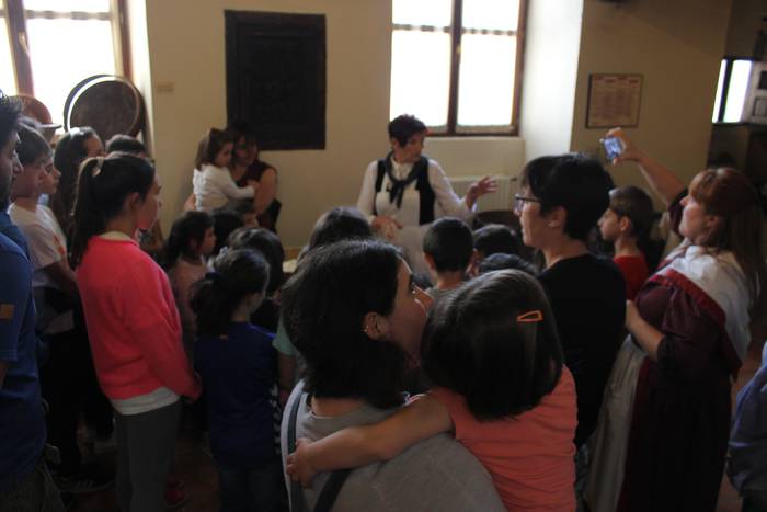 Ogia nola egiten den azaldu zieten Artziniegako Museoan