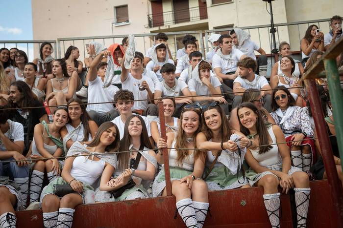 Zezen plaza lepo Muturreko H 67 1756414725575