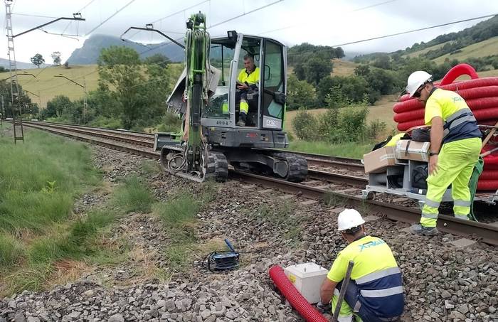 Tren zerbitzuko trafikoa etengo dute asteburuan Urduña eta Amurrio artean, baina bestelako garraioa eskainiko du ADIFek