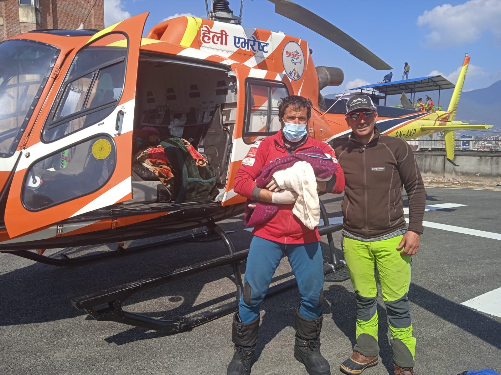 "Alex Txikon ez zen Manasluko tontorrera igo, baina emakume bati erditzen lagundu genion eta hori politagoa da"