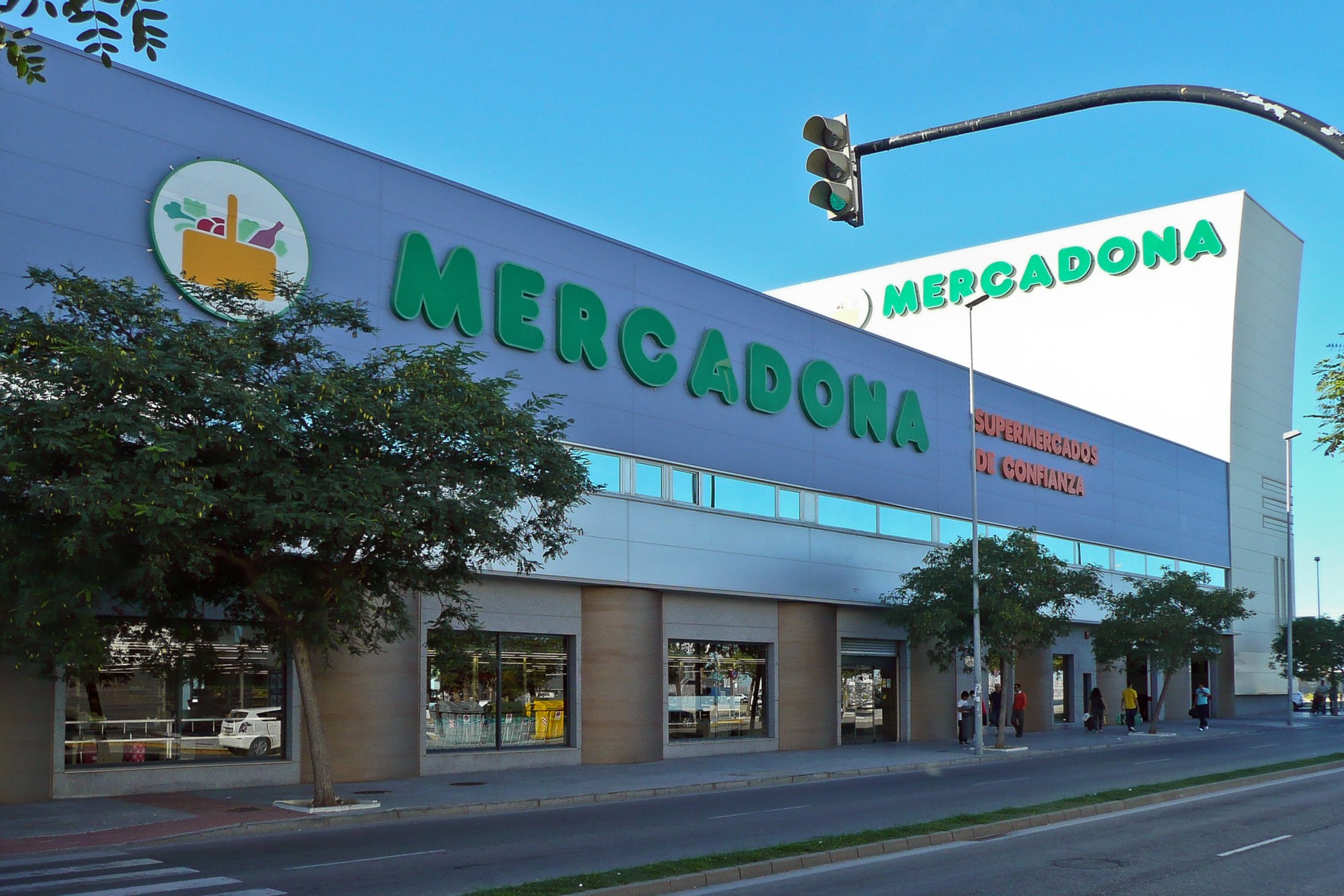 "Jarrera neutroa" hartu dute merkatarien elkarteek Mercadonaren balizko irekieraren aurrean