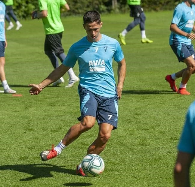 "Telebistan ikusten nituen jokalariekin entrenatzen ari naiz"