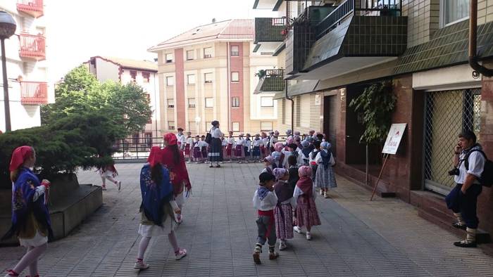 Dantza taldeak izan dira Eus 240 1496145880604