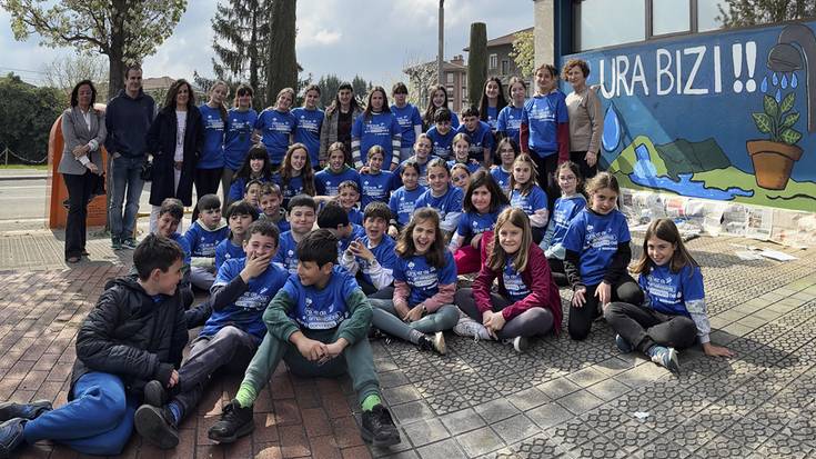 Urbideren Amurrioko bulegoan murala margotu dute Aresketa Ikastolako haurrek