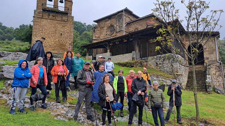 Mendi ibilaldiak eta auzo bazkariak girotu zuten Ugarte igandean