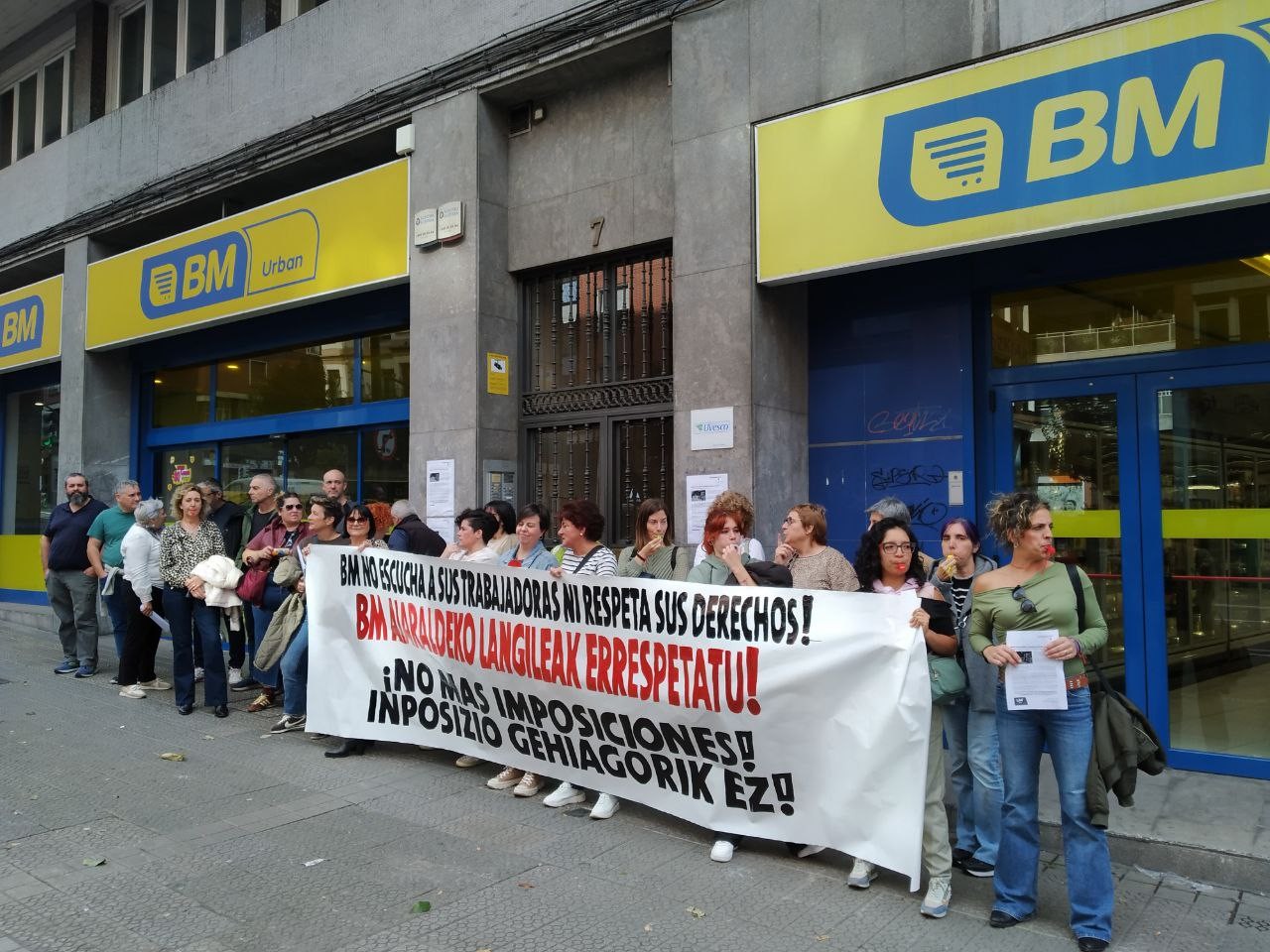 Amurrio eta Laudioko BM supermerkatuetako beharginek lanuztea egin dute gaur salatzeko hitzarmen kolektiboaren falta eta jazarpena
