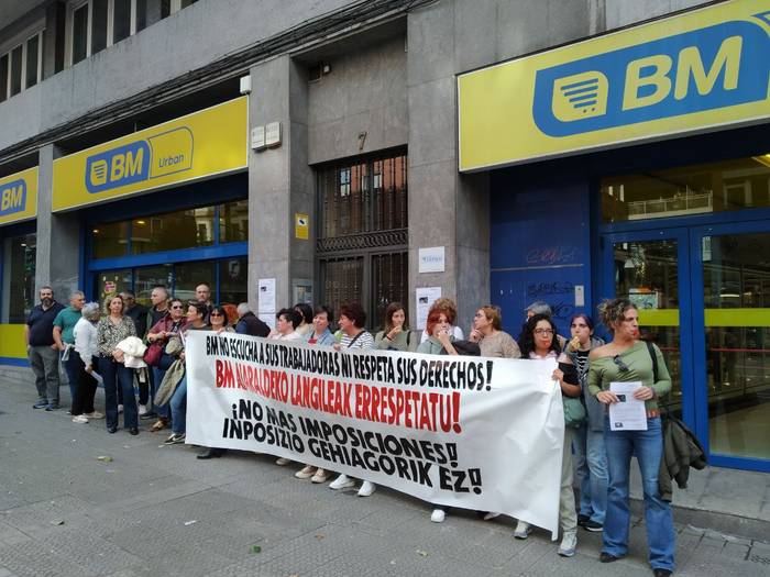 Amurrio eta Laudioko BM supermerkatuetako beharginek lanuztea egin dute gaur salatzeko hitzarmen kolektiboaren falta eta jazarpena
