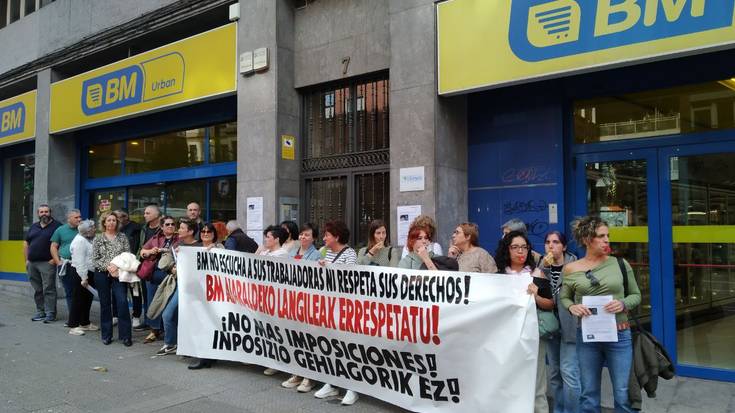 Amurrio eta Laudioko BM supermerkatuetako beharginek lanuztea egin dute gaur salatzeko hitzarmen kolektiboaren falta eta jazarpena