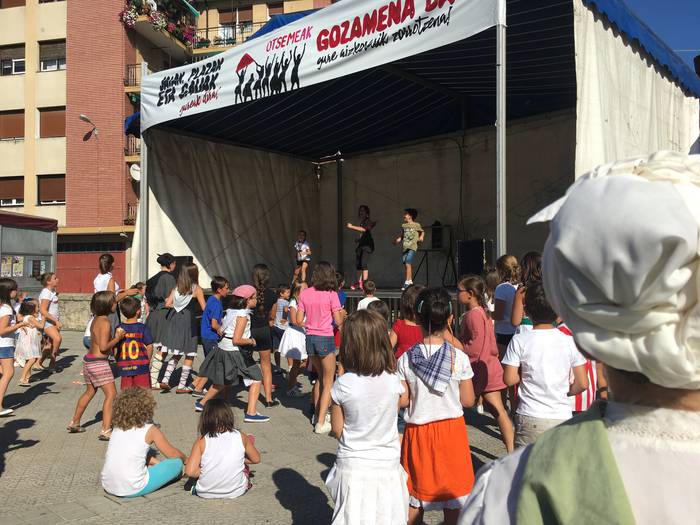 Haurrak eta edadetuak izan d 12 1502711821522