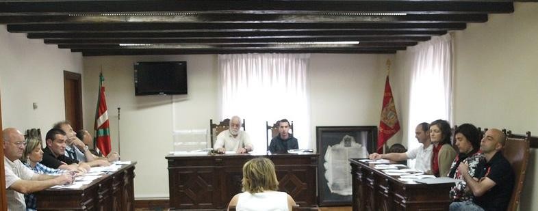 Aurrekontuen onarpena boikoteatu eta atzeratzea leporatu dio ADIEk Bildu eta EAJri