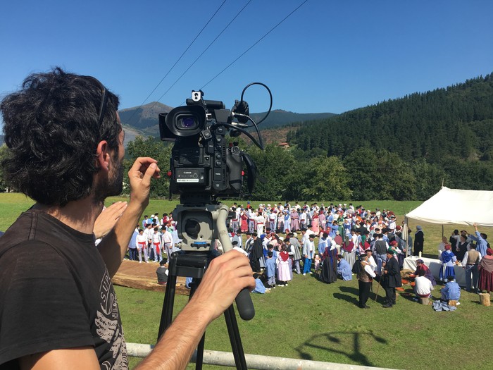 300 lagunek hartu dute parte Jose Arrueren margolanaren antzezpenean - 3