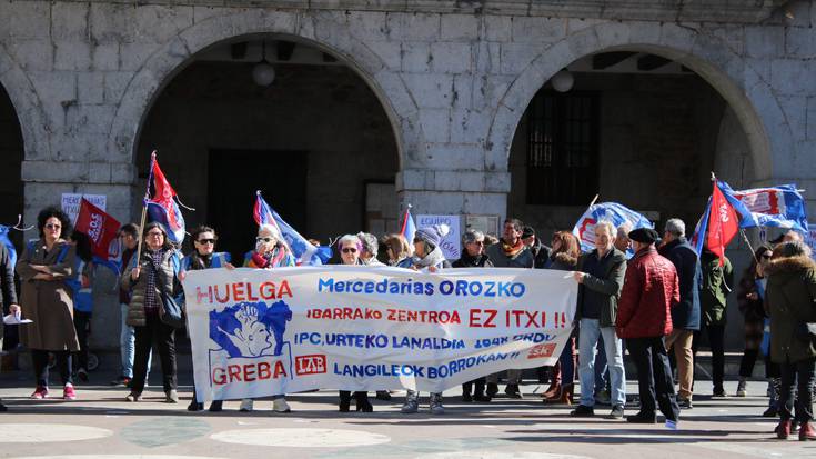 Zubiaur plazara eraman dute protesta Ibarrako Madres Mercedarias egoitzako langileek