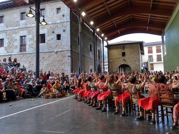 Oinkari dantza taldeak "Sagartu" ikuskizuna eskaini zuen ostiralean - 10