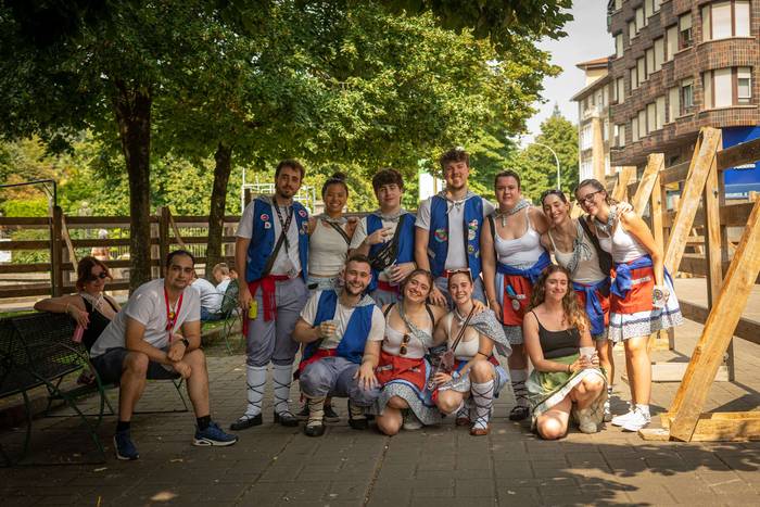 Festa-giro goria piztu du La 83 1755257125191