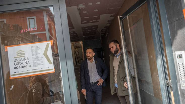 Maria Dolores Madaria eta Landatas auzoetako 130 etxebizitza birgaitzeko lanak bisitatu ditu Denis Itxaso sailburuak