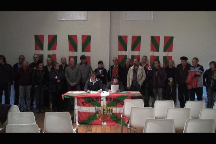 Espainiar banderaren inposaketa salatu eta "herriaren borondatea" errespetatzeko mobilizatzera deitu dute hainbat herritarrek