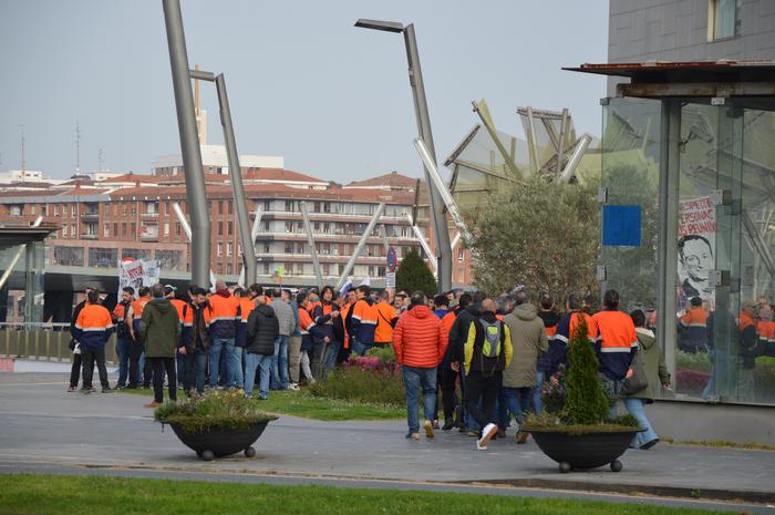 Tubos Reunidoseko langileek  6 1772617386031