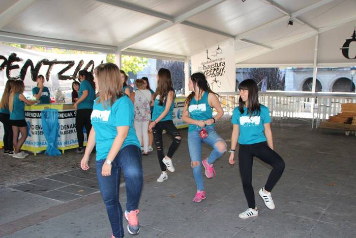 Gazte ugari batu zituen Inde 16 1508073842795