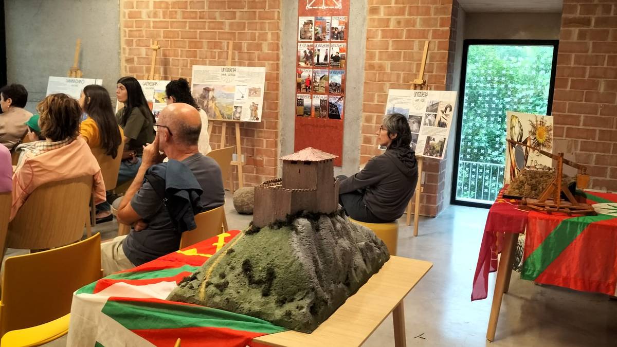 Untzueta Gazteluko erakusketa aurkeztu zuten atzo eta asteburuan egongo da ikusgai
