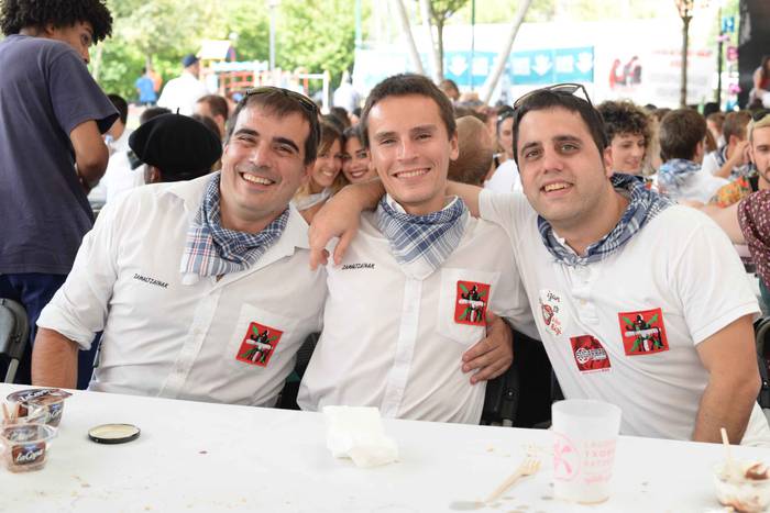 Aldai plaza txiki geratu da  130 1503895043995