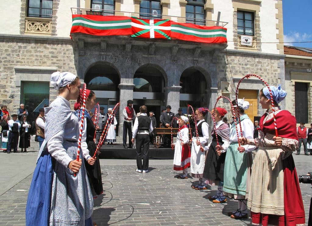 Dantzaren bidez Amurrioko historia azaltzen duen ikuskizuna eskainiko du Aiara Dantza Taldeak