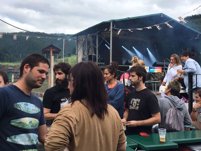 Auzokideez inguratuta piztu  11 1500054531468