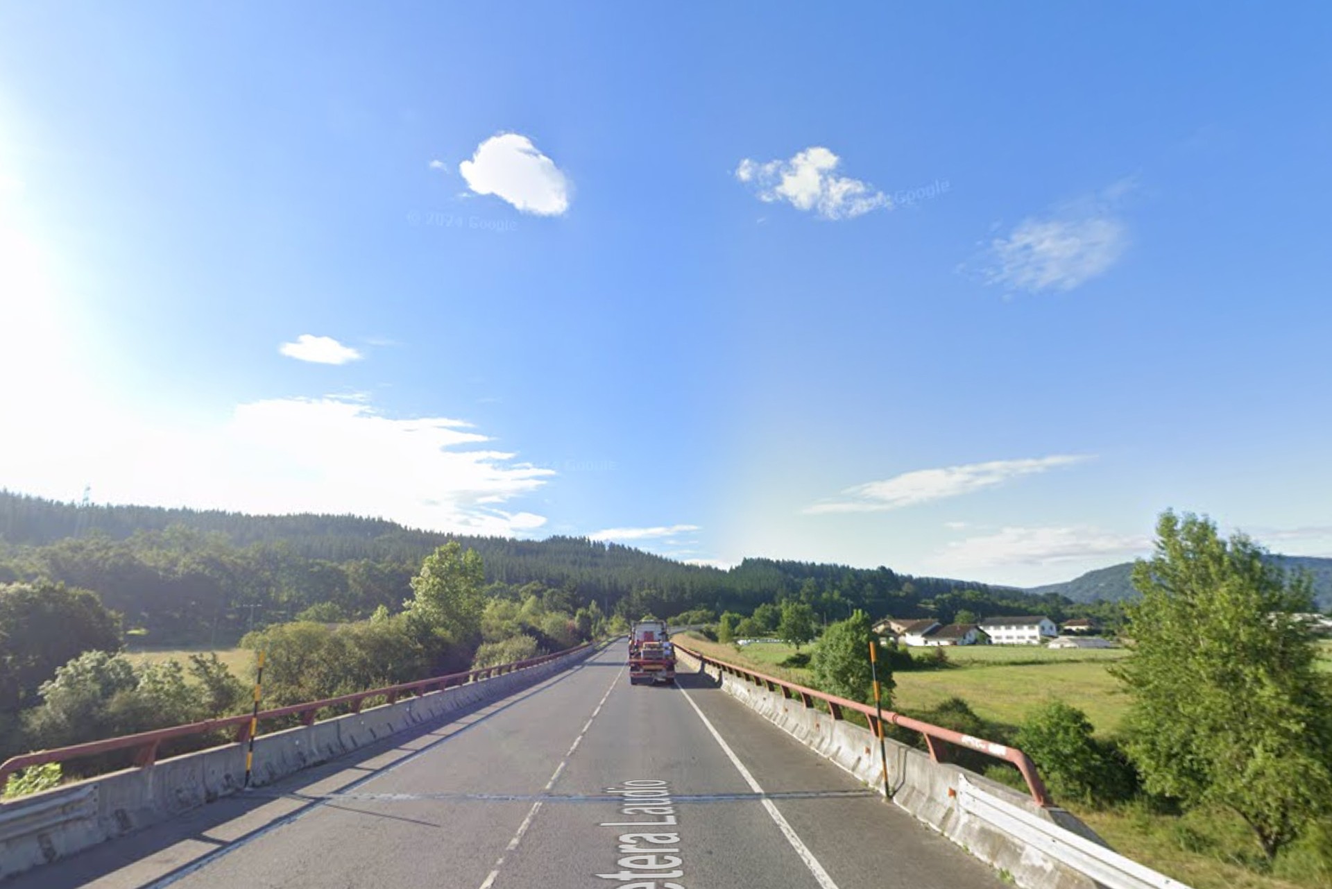 Auto bat bidetik atera da Amurrion, eta trafikoa desbideratzen ari dira