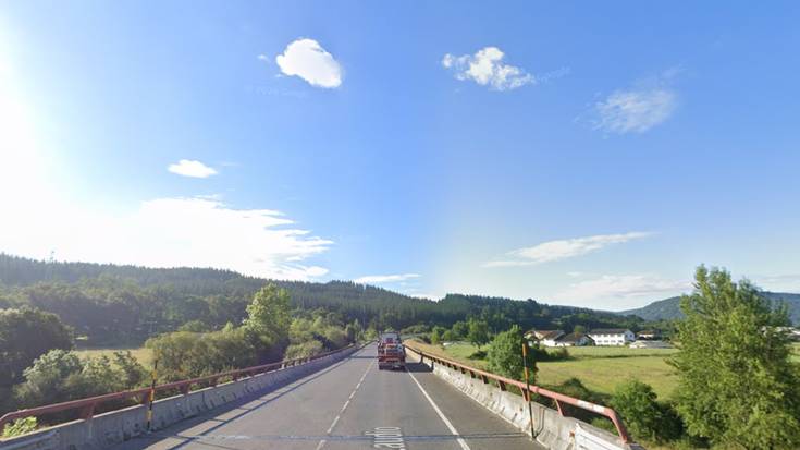 Auto bat bidetik atera da Amurrion, eta trafikoa desbideratzen ari dira