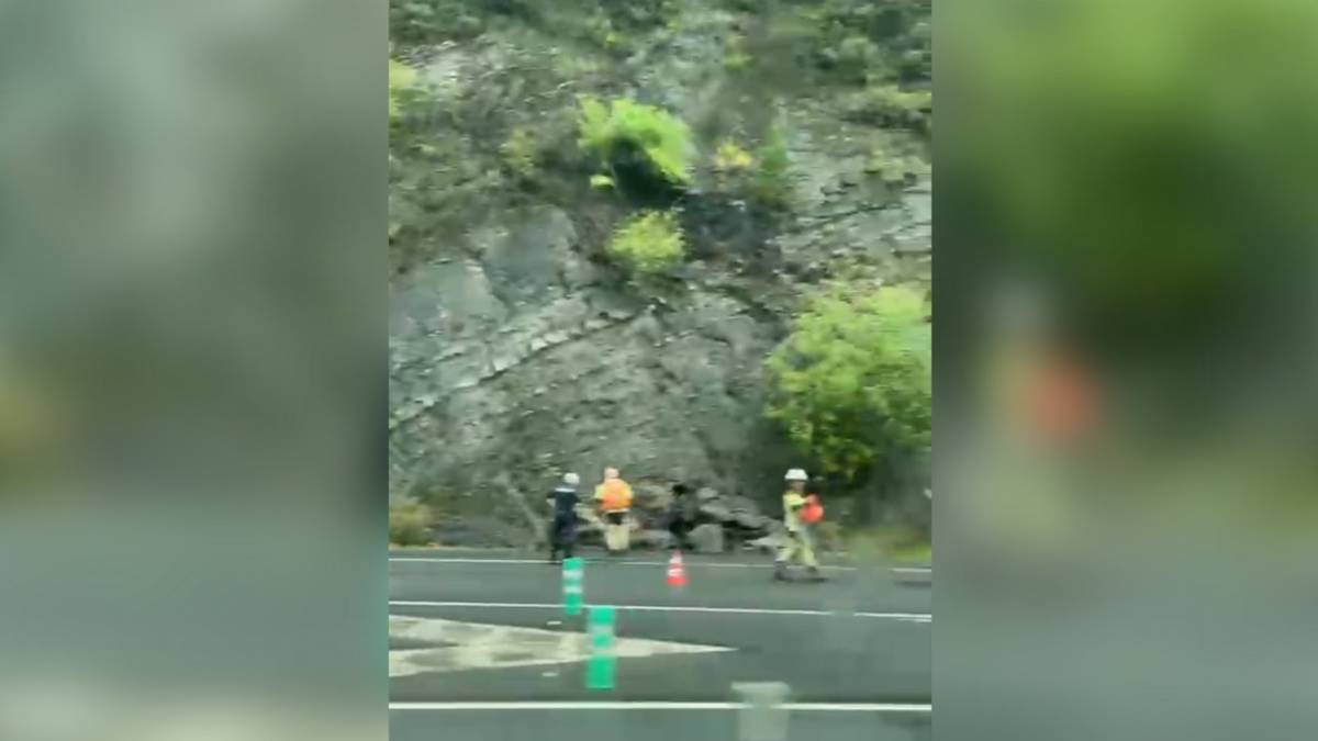 Lur-jausi batek trafikoa moztu du Luiaondoko sarreran