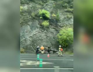 Lur-jausi batek trafikoa moztu du Luiaondoko sarreran