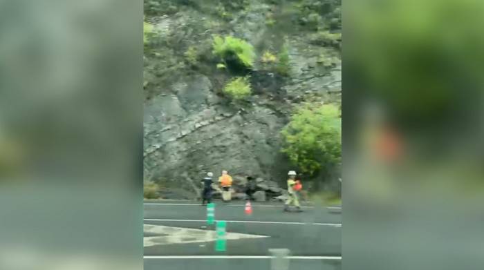 Lur-jausi batek trafikoa moztu du Luiaondoko sarreran