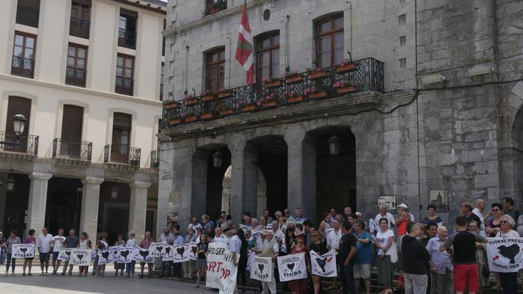 Ehundik gora herritar bildu dira Pili eta Fontso omendu eta dispertsio-politika amaitzea eskatzeko