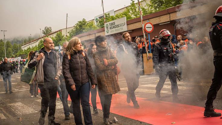 Tubos Reunidoseko greba mugagabea bertan behera uztea eskatu dute goizeko batzarrean parte hartu duten 232 pertsonek