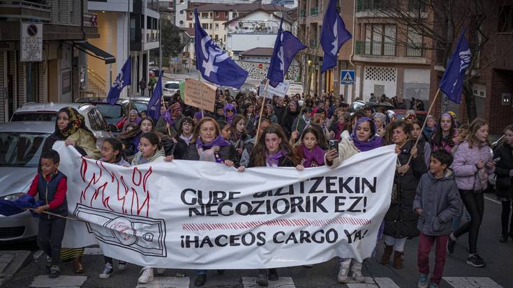 Bizitzen gaineko negozioaren kontrako aldarria atera du plazara Aiaraldeko Mugimendu Feministak
