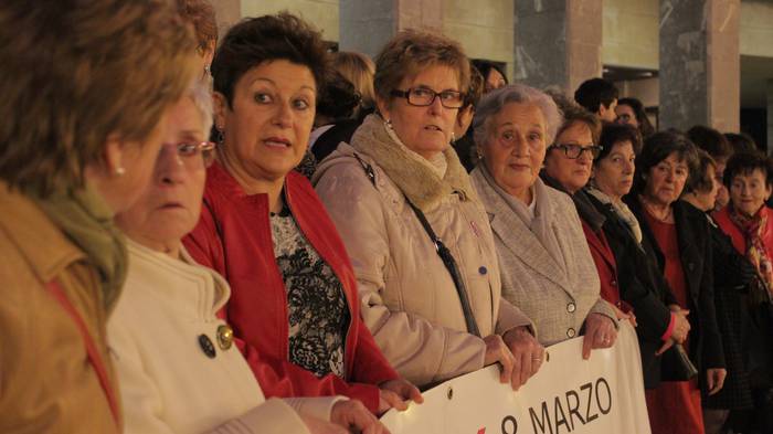 Ehunka lagun bildu dira esku 8 1489001021712