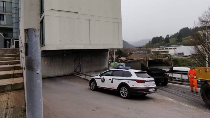 Aretako urbanizazio bateko 20 trastelekutan lapurtu dute