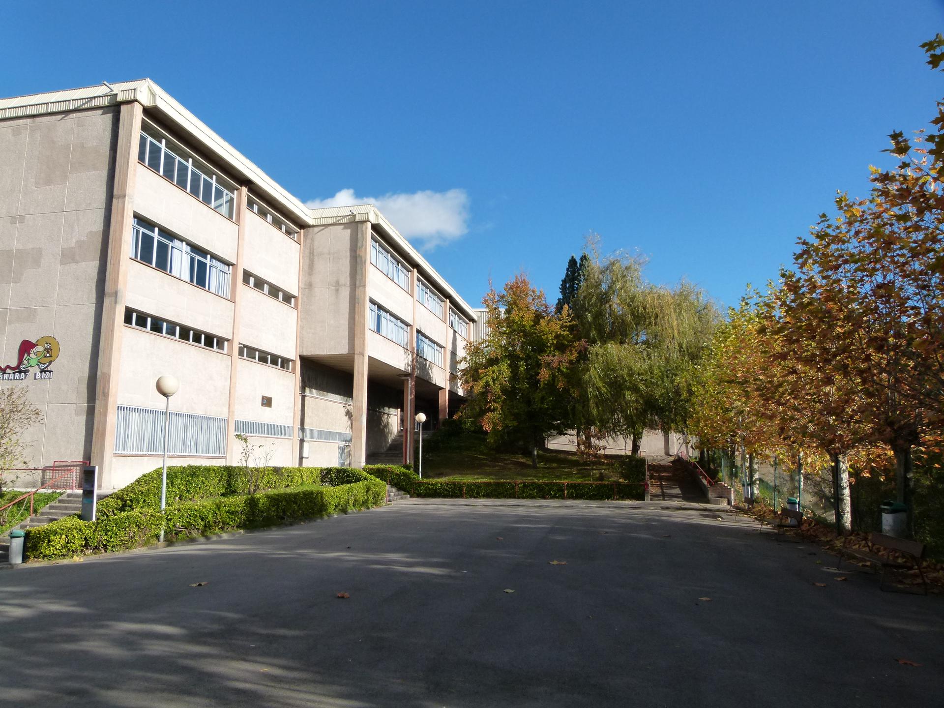 Ofizial administrari lanpostu eskaintza