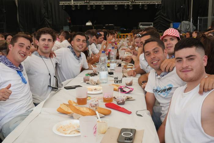 Ehunka lagunek egin dute bat 16 1755423045725