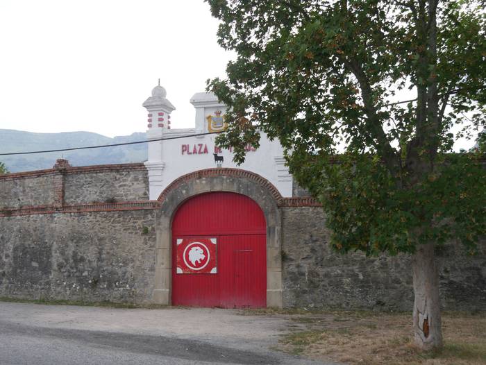 Zezen plazatik ateratzen da Rondina lakurako bidea