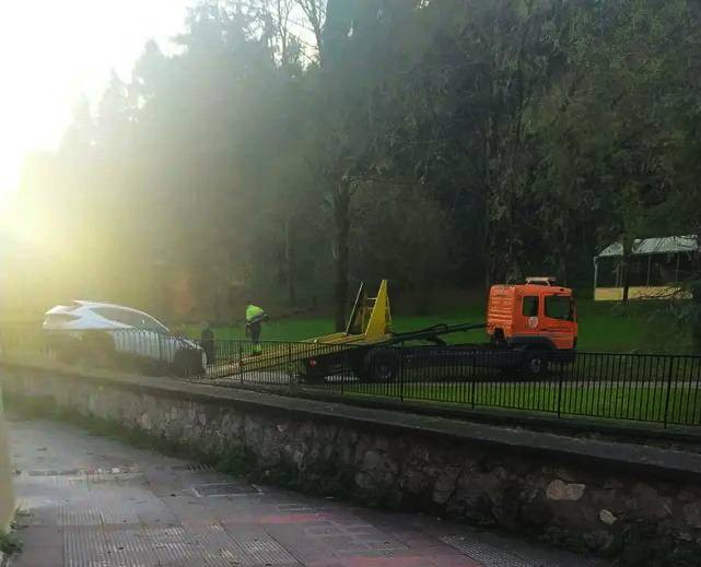 Auto bat harrapatuta geratu da Lamuza Parkeko sarrera bateko eskaileretan, bigarrena bi astetan