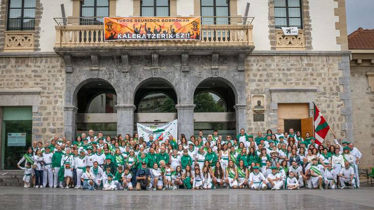 Dantza Lagunak kuadrillaren sortzaileak omendu dituzte 60. urteurren festan