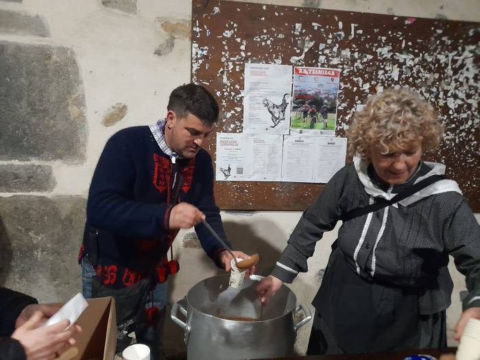 Egun osoa kantuan igaro dute 17 1707148321733