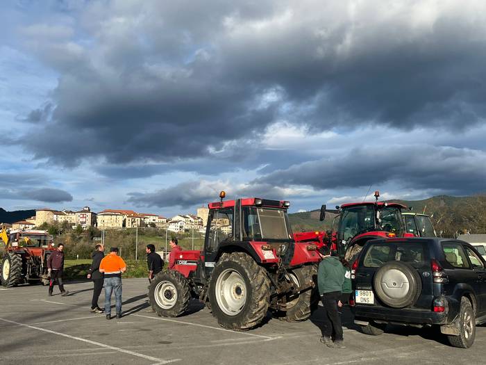 "Traktorada" egin dute Artzi 11 1768766464018