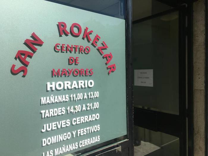 Omniak gogor kritikatu du udal gobernu taldearen esku hartzea San Rokezar erretiratuen lokalean