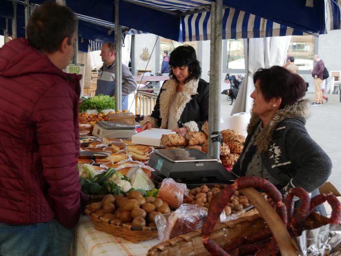 Neguko azokak hainbat jende  14 1545573007046