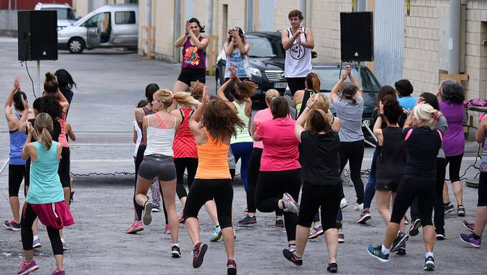 Zumba dantzatzeko elkartu zi 15 1498479733687